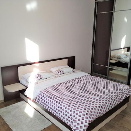 2 Bedrooms Apartment 150M From Opera House 利沃夫 外观 照片