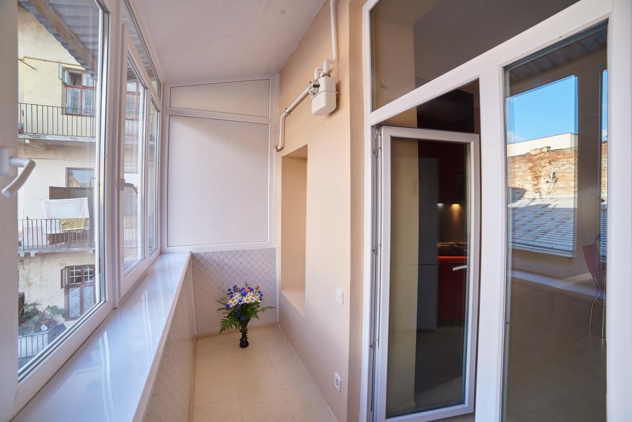 2 Bedrooms Apartment 150M From Opera House 利沃夫 外观 照片