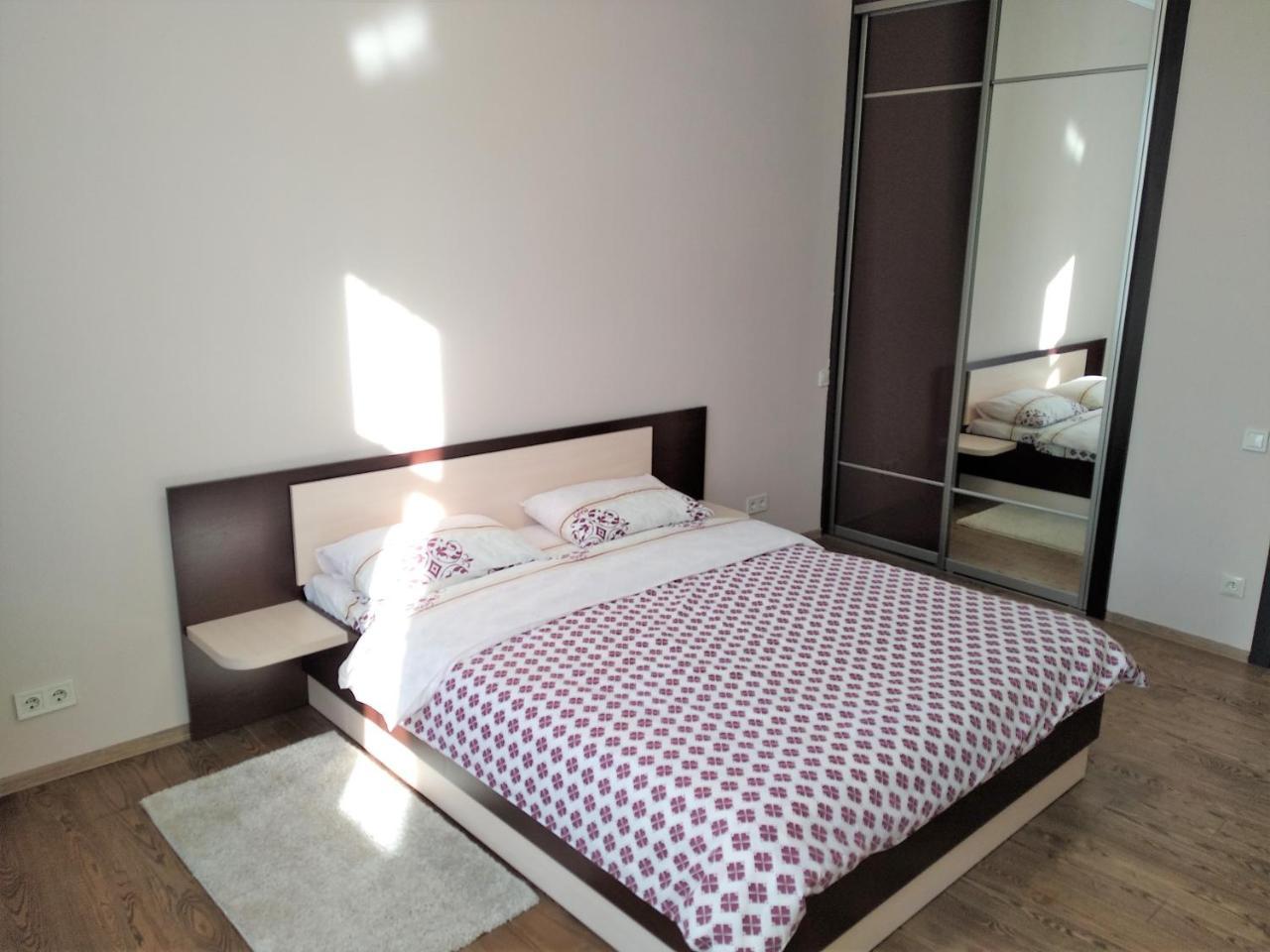 2 Bedrooms Apartment 150M From Opera House 利沃夫 外观 照片